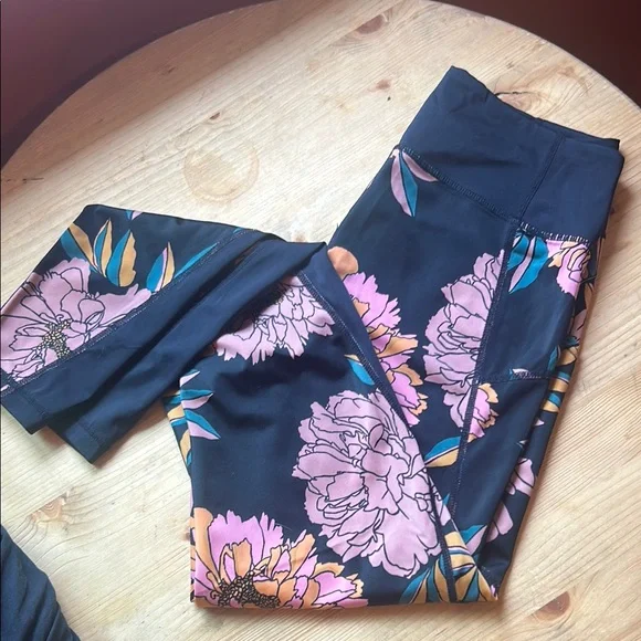 Floral Patterned Leggings and bra set - Picture 3 of 8